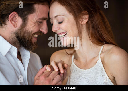 In der Nähe von Paar berühren Köpfe Stockfoto