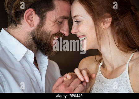 In der Nähe von Paar berühren Köpfe Stockfoto