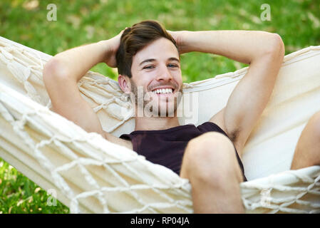 Junger Mann zum Entspannen in der Hängematte Stockfoto