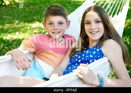 Bruder und Schwester in einer Hängematte entspannen Stockfoto