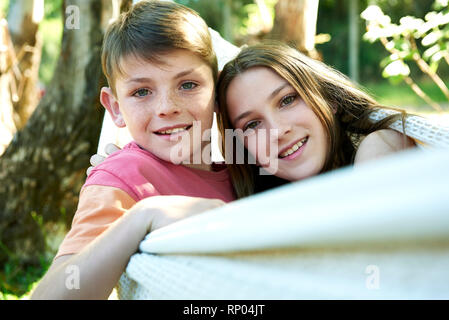 Bruder und Schwester in einer Hängematte entspannen Stockfoto