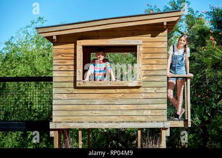 Jungen und Mädchen im Teenageralter in einem Blockhaus Stockfoto