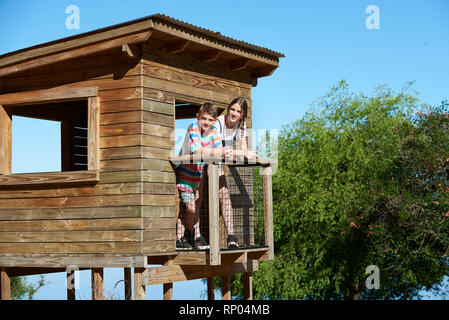 Jungen und Mädchen im Teenageralter in einem Blockhaus Stockfoto