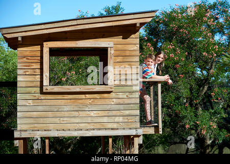 Jungen und Mädchen im Teenageralter in einem Blockhaus Stockfoto