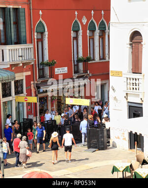 Massentourismus: Venedig Eingangstore Strömen von Tourist traffic control, temporäre im Jahr 2018 getestet. Stockfoto