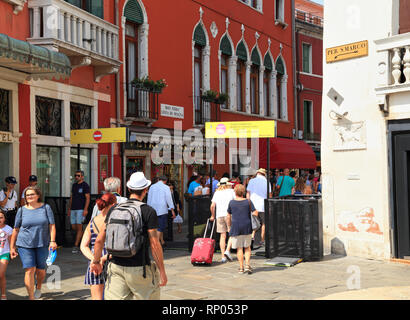 Massentourismus: Venedig Eingangstore Strömen von Tourist traffic control, temporäre im Jahr 2018 getestet. Stockfoto