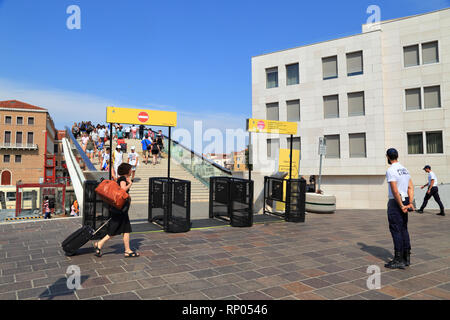 Massentourismus: Venedig Eingangstore Strömen von Tourist traffic control, temporäre im Jahr 2018 getestet. Stockfoto