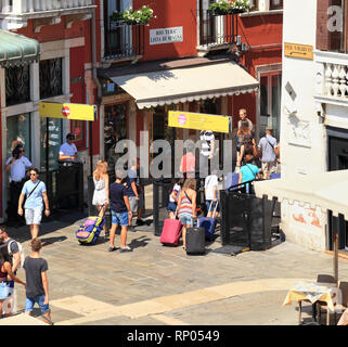 Massentourismus: Venedig Eingangstore Strömen von Tourist traffic control, temporäre im Jahr 2018 getestet. Stockfoto