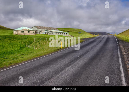 Verlassenen Hof weiter 1 National Road im Süden Islands zu routen. Stockfoto