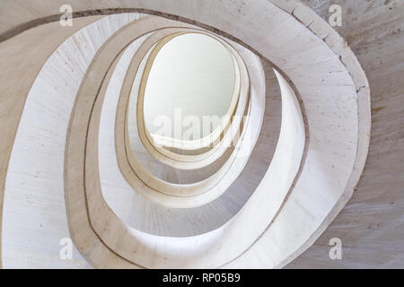 Blick auf einen weißen Wendeltreppe aus dem Boden nach oben Stockfoto