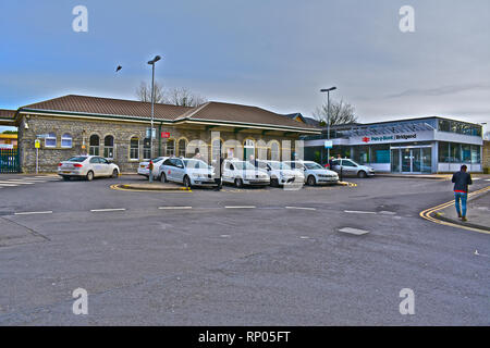 Bridgend Bahnhof befindet sich auf der Hauptlinie von Swansea nach Paddington, London. Taxis warten außerhalb für die Kunden. Stockfoto