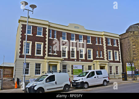 Ein vor kurzem renoviertes Haus in Court Road, Bridgend. Zurückgehend auf den Art Deco dieses 1933 Gebäude ist jetzt auch für kleine Wohnungen umgewandelt. Stockfoto