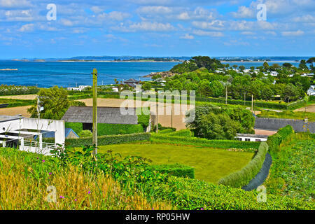 Eine ländliche Aussicht auf Französisch landwirtschaftliche Flächen in der Nähe von St Pol de Leon, mit der Badeort Carantec über die Bucht sichtbar. Der Campingplatz Camping Trologot. Stockfoto