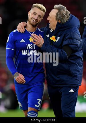 Joe Bennett von Cardiff City und Neil Warnock Cardiff City Manager - Southampton v Cardiff City, Premier League, die St. Mary's Stadium, Southampton - 9. F Stockfoto