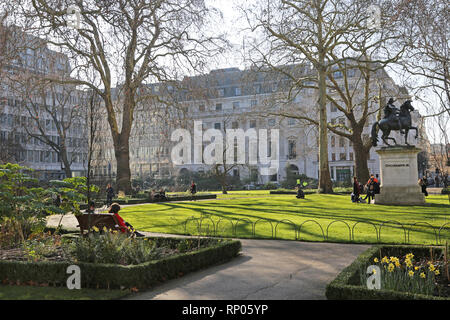 Sonnigen Wintertag in St James's Square, London. Zeigt georgianischen Gebäuden und William III Statue. Stockfoto