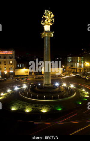 Eine goldene Statue von St. George, einer der Schutzheiligen von Georgien, Slaying der Drache auf Tavisuplebis Moedani oder Platz der Freiheit im Zentrum von Tiflis, Georg Stockfoto