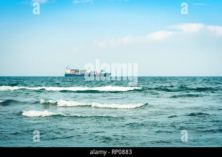 Catania, Sizilien, Italien - 15. August 2018: Seascape mit Frachtschiff Stockfoto