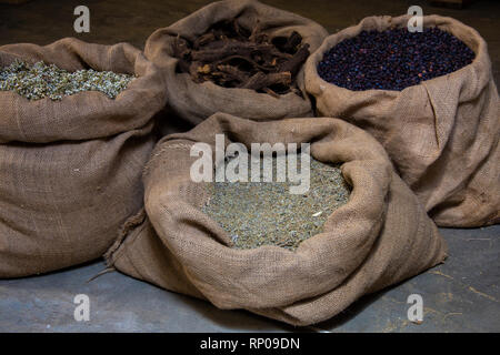 Alpine Kräuter in sackleinen Sack, Zutaten der Rezeptur des Alkohols Amaro Braulio, Bormio, Sondrio, Valtellina, Lombardei, Italien Stockfoto