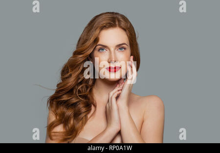 Beauty Portrait von Frau mit Langen lockigen Haare schön Ingwer Stockfoto