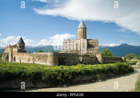 Die alaverdi Kloster im Tal in Georgien Kachetien, einer klassischen mittelalterlichen Gebäude der runden Bögen und imposante Türme sitzen gemütlich unter Schnee Stockfoto