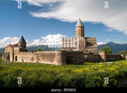 Die alaverdi Kloster im Tal in Georgien Kachetien, einer klassischen mittelalterlichen Gebäude der runden Bögen und imposante Türme sitzen gemütlich unter Schnee Stockfoto