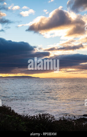 San Simeon, Kalifornien - Sonnenaufgang an der pazifischen Küste von Kalifornien Leuchtende Wolken über den Hang.