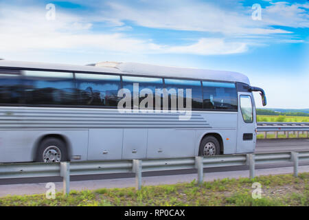 Touristische Bus bewegt sich entlang der Autobahn Stockfoto