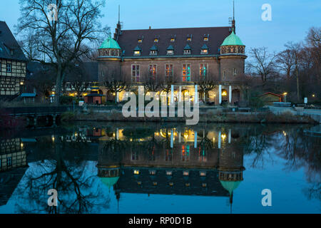 D-Gladbeck, Ruhrgebiet, Westfalen, Nordrhein-Westfalen, NRW, Wittringen Schloss, Wasserschloss, Renaissance, Stadtmuseum, Restaurant, Schloss, Schloss See, Graben, Spiegelung, Abend, Dämmerung, blaue Stunde, Beleuchtung Stockfoto