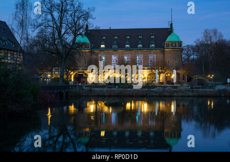 D-Gladbeck, Ruhrgebiet, Westfalen, Nordrhein-Westfalen, NRW, Wittringen Schloss, Wasserschloss, Renaissance, Stadtmuseum, Restaurant, Schloss, Schloss See, Graben, Spiegelung, Abend, Dämmerung, blaue Stunde, Beleuchtung Stockfoto