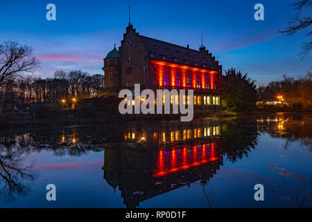 D-Gladbeck, Ruhrgebiet, Westfalen, Nordrhein-Westfalen, NRW, Wittringen Schloss, Wasserschloss, Renaissance, Stadtmuseum, Restaurant, Schloss, Schloss See, Graben, Spiegelung, Abend, Dämmerung, blaue Stunde, Beleuchtung Stockfoto