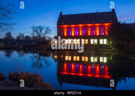 D-Gladbeck, Ruhrgebiet, Westfalen, Nordrhein-Westfalen, NRW, Wittringen Schloss, Wasserschloss, Renaissance, Stadtmuseum, Restaurant, Schloss, Schloss See, Graben, Spiegelung, Abend, Dämmerung, blaue Stunde, Beleuchtung Stockfoto