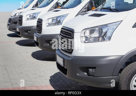 Anzahl der neuen weißen Kleinbusse und Lieferwagen, die außerhalb Stockfoto