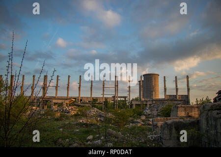 Konkrete Ruinen und blauer Himmel Szene Stockfoto