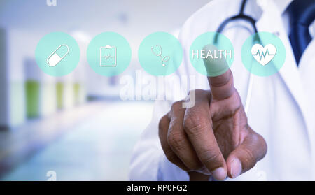 Indische männlicher Arzt close-up Drücken der grünen unsichtbare Schaltfläche Kreis mit Gesundheit text auf futuristische Bildschirm mit Zeigefinger Stockfoto