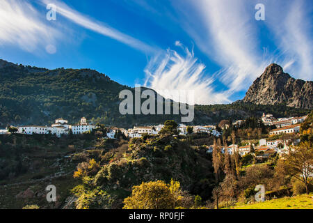 Querformat von Grazalema Village in den Ausläufern der Sierra del Pinar Bergkette Stockfoto