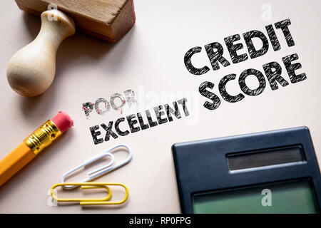 Armen und Ehcellent Credit Score Konzept Stockfoto