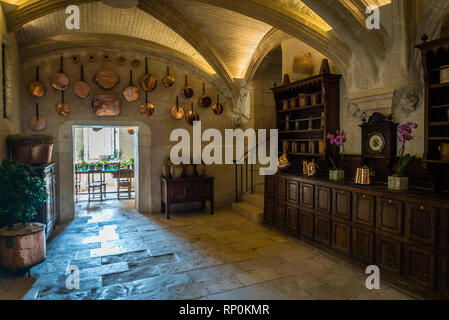 Alte Küche mit Kupfer Pfannen in Schloss Chenonceau Stockfoto