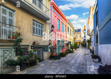 Athen - schöne alte Straße mit Blick auf die Akropolis, Griechenland Stockfoto