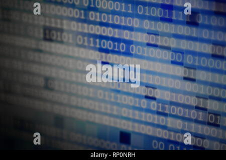 Binäre Daten Code. Seite weise Bewegung von Eins und Null Text bewegen auf dem Computer Monitor. selektive Fokus und bokeh Unschärfe foto Effekt. digitalen Informa Stockfoto