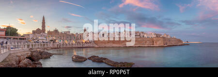 Sonnenuntergang Panorama Hafen von Monopoli in der Metropolregion Stadt Bari und der Region Apulien (Puglia), Italien und wunderschön beleuchteten Dom Stockfoto