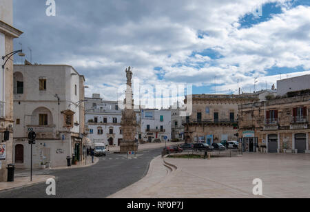 Obelisco Sant'Oronzo Obelisk (Colonna di Sant'Oronzo) Hauptplatz von Ostuni (Piazza della Liberta Square). Ostuni, Apulien, Italien. Weiße Stadt Stockfoto