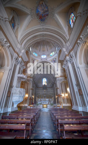 Im Innenraum der barocken Kirche Chiesa di San Francesco D'Assisi, eine römisch-katholische Kathedrale in Ostuni, Apulien, Brindisi, Italien Stockfoto