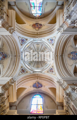 Im Innenraum der barocken Kirche Chiesa di San Francesco D'Assisi, eine römisch-katholische Kathedrale in Ostuni, Apulien, Brindisi, Italien Stockfoto