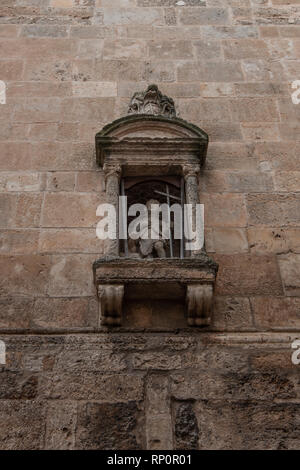 Engel - barocke Statue des Hl. kleinen Jungen. Figurenschmuck des religiösen Gebäude, Kirche. Skulptur ist alt und in Ostuni, Italien - Apulien im Alter von Stockfoto