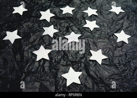 Gefälschte himmel Nacht mit Silver Stars und Zerknitterten schwarzen Papier Stockfoto