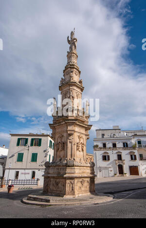 Obelisco Sant'Oronzo Obelisk (Colonna di Sant'Oronzo) Hauptplatz von Ostuni (Piazza della Liberta Square). Ostuni, Apulien, Italien. Weiße Stadt Stockfoto