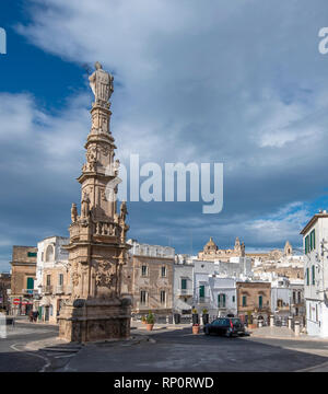 Obelisco Sant'Oronzo Obelisk (Colonna di Sant'Oronzo) Hauptplatz von Ostuni (Piazza della Liberta Square). Ostuni, Apulien, Italien. Weiße Stadt Stockfoto