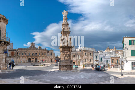 Obelisco Sant'Oronzo Obelisk (Colonna di Sant'Oronzo) Hauptplatz von Ostuni (Piazza della Liberta Square). Ostuni, Apulien, Italien. Weiße Stadt Stockfoto