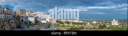 Die malerische Altstadt und die Römisch-katholische Kathedrale und Kirche Konfraternität Carmine. Die weiße Stadt in Apulien - Ostuni, Apulien, Italien Stockfoto