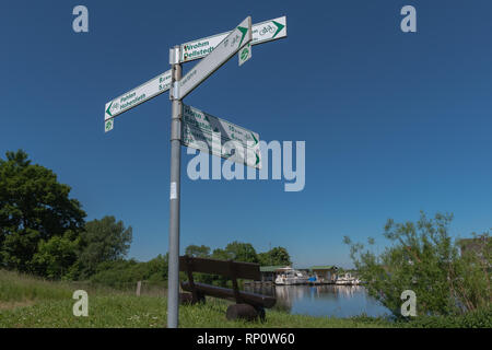 Ausgeschildert nachtzyklus Routen an der Eider in der Nähe von Hohne, Eider-Treene-Sorge-Niederung, Tielenhemme, Dithmarschen, Schleswig-Holstein, Deutschland Stockfoto